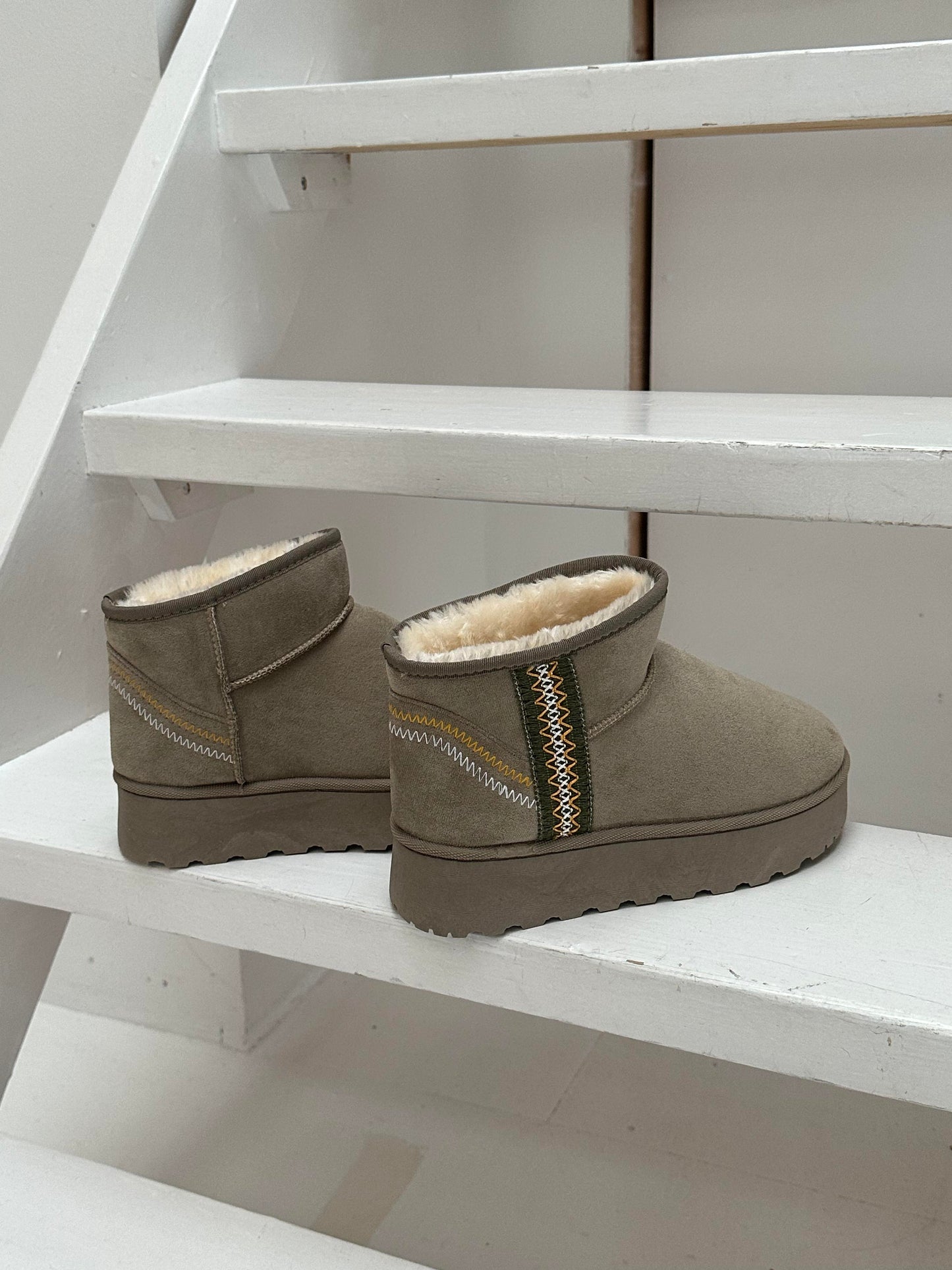 Teddy boot with plateau sole and braided detail - Light grey