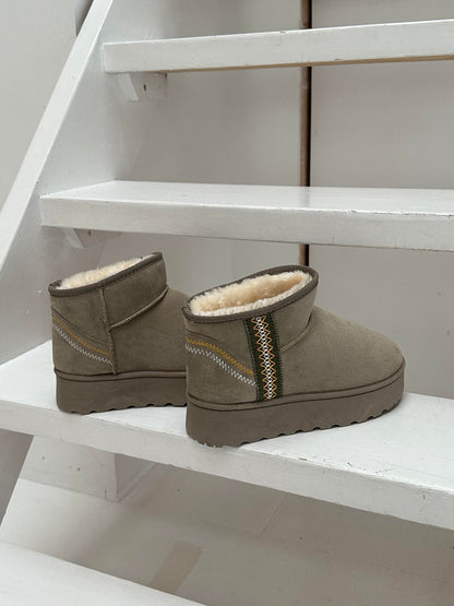 Teddy boot with plateau sole and braided detail - Light grey
