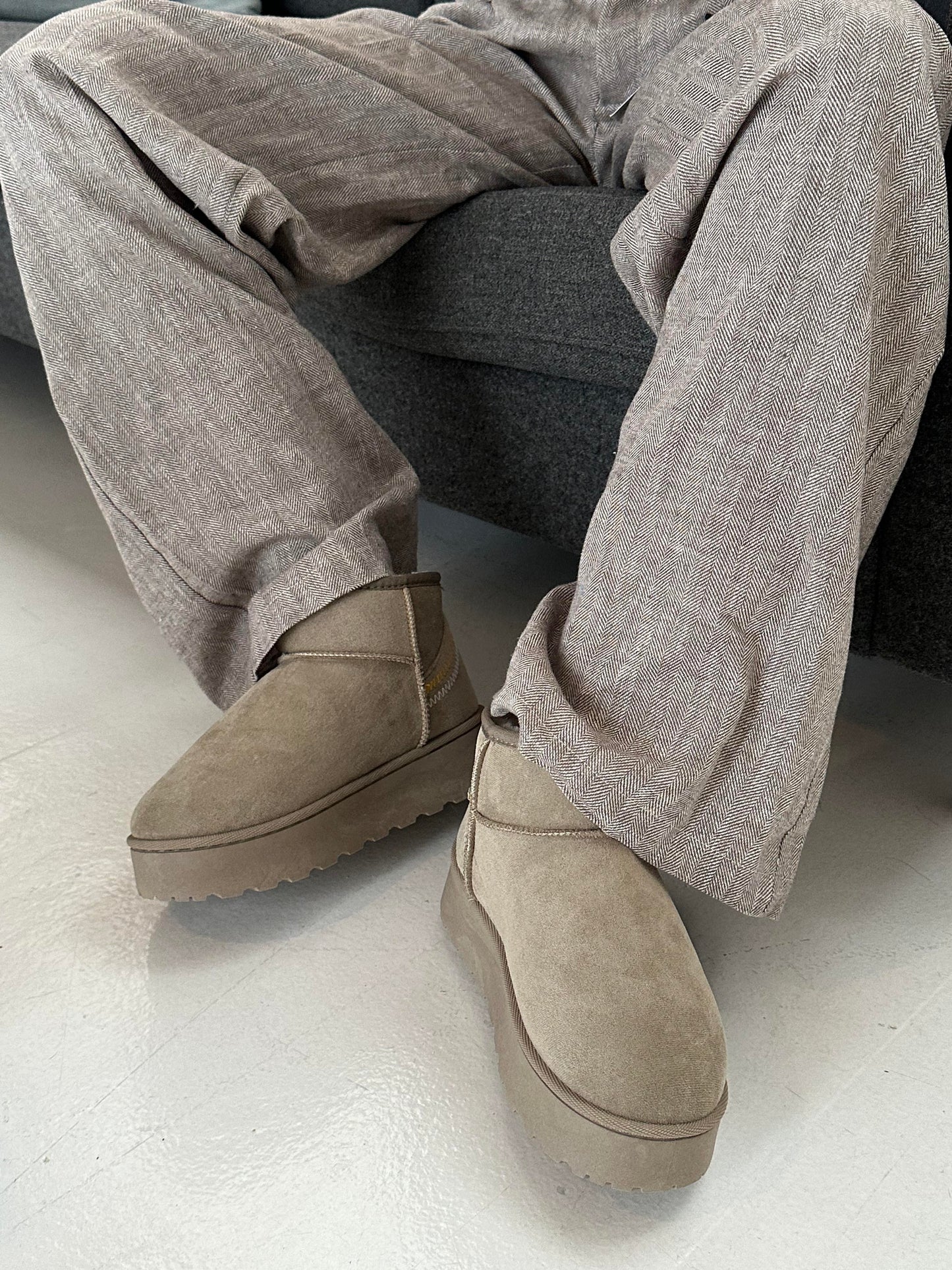 Teddy boot with plateau sole and braided detail - Light grey