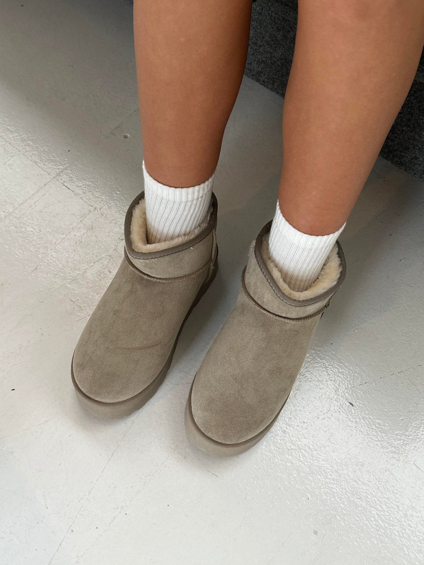 Teddy boot with plateau sole and braided detail - Light grey