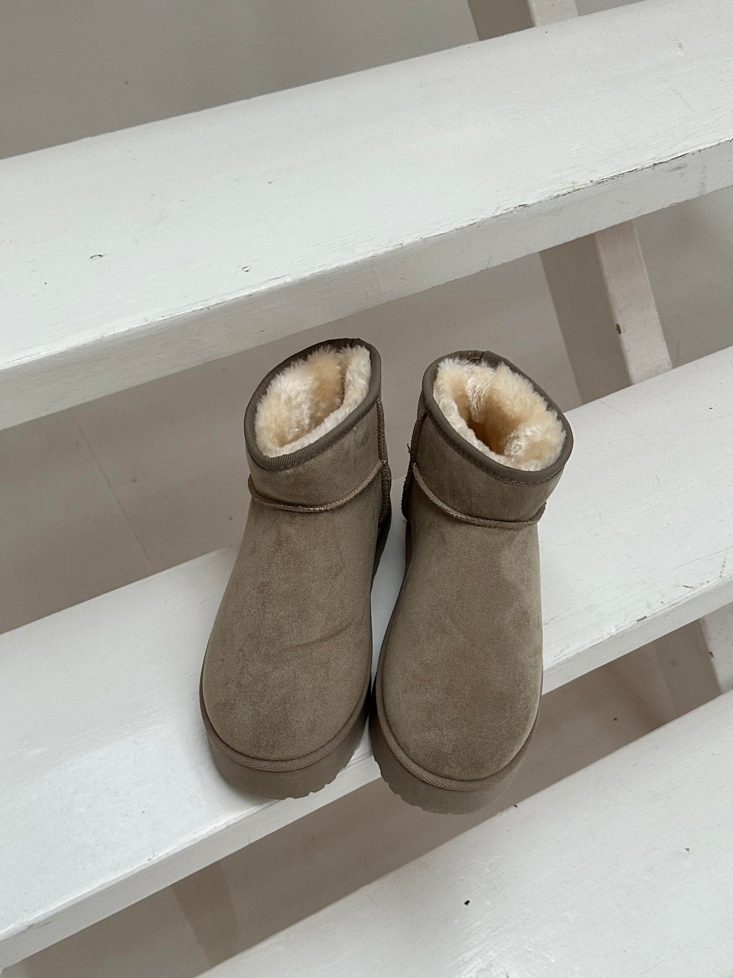 Teddy boot with plateau sole and braided detail - Light grey