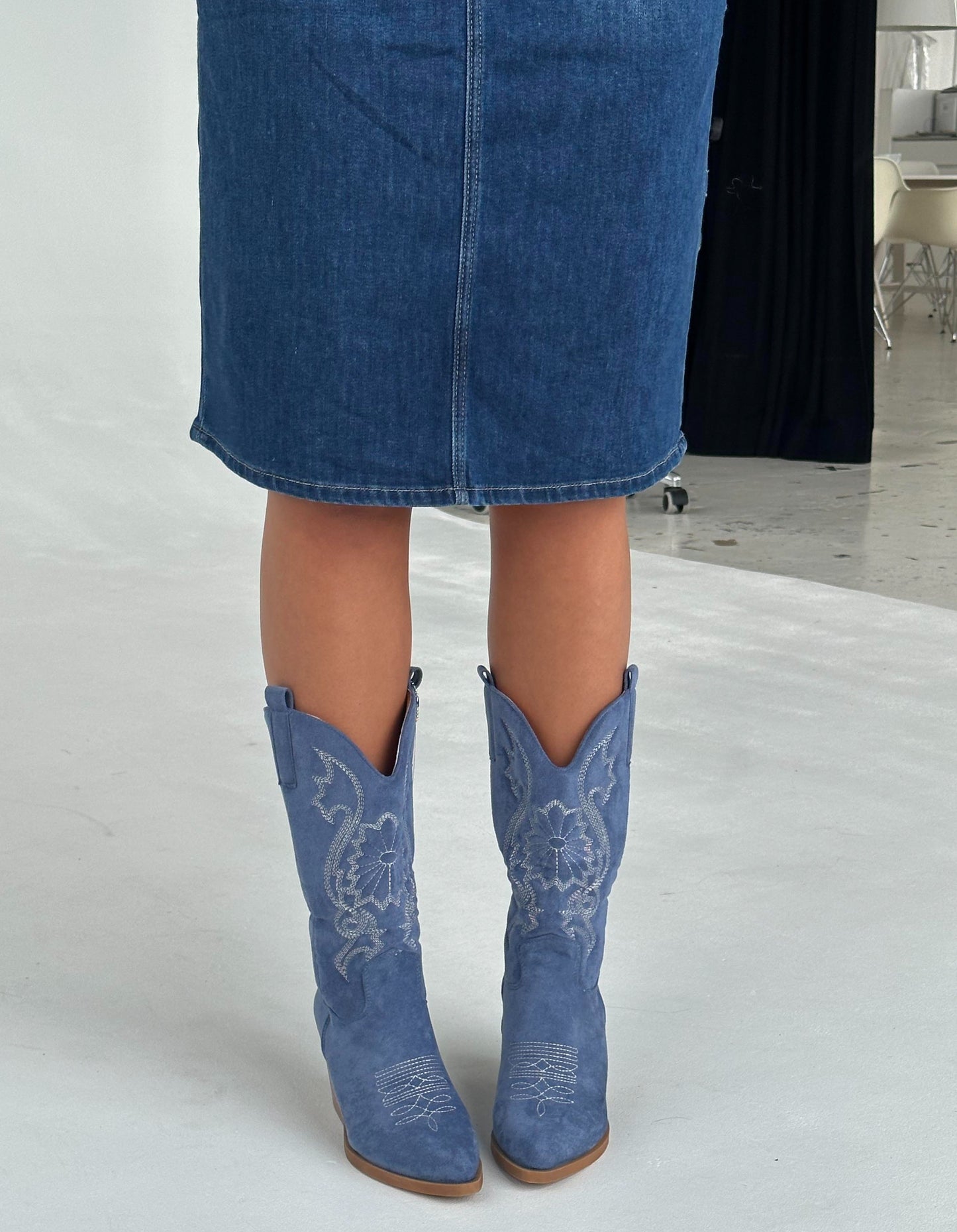 Cowboy boots in blue suede with white stitching