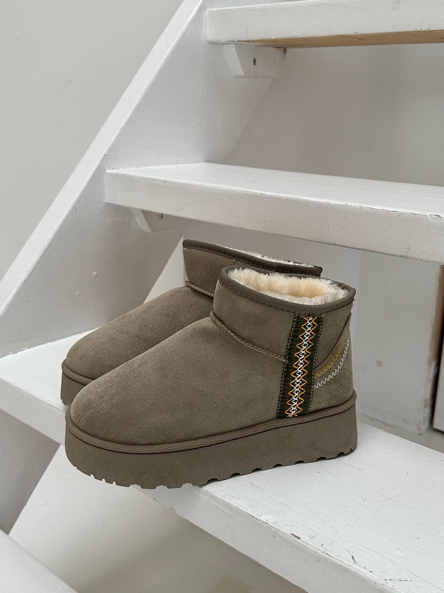 Teddy boot with plateau sole and braided detail - Light grey