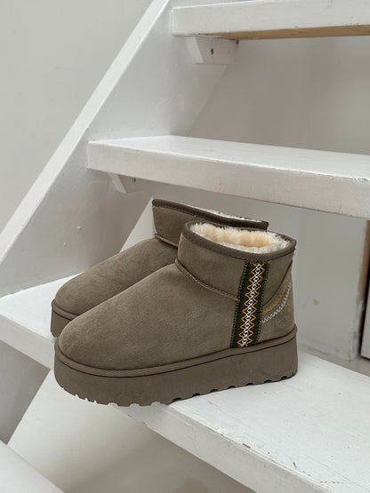 Teddy boot with plateau sole and braided detail - Light grey