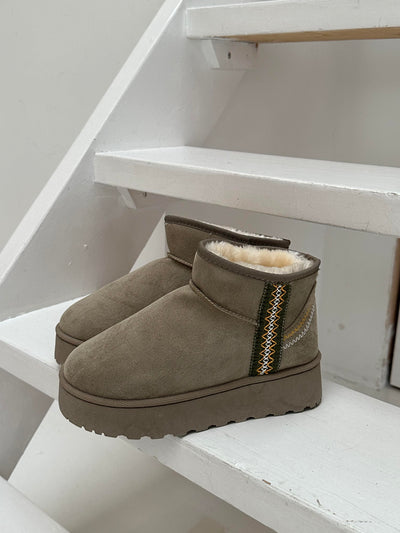Teddy boot with plateau sole and braided detail - Light grey