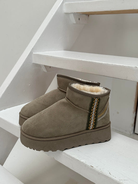 Teddy boot with plateau sole and braided detail - Light grey