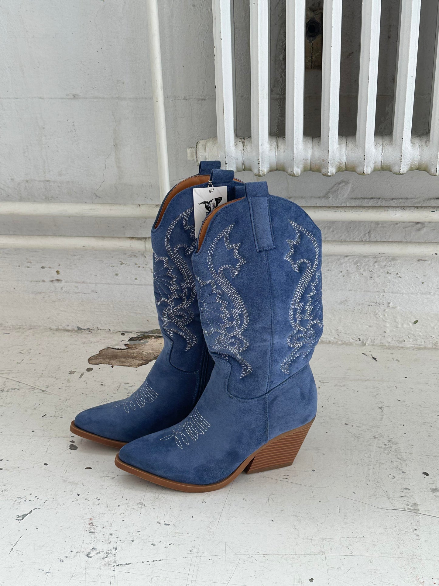Cowboy boots in blue suede with white stitching
