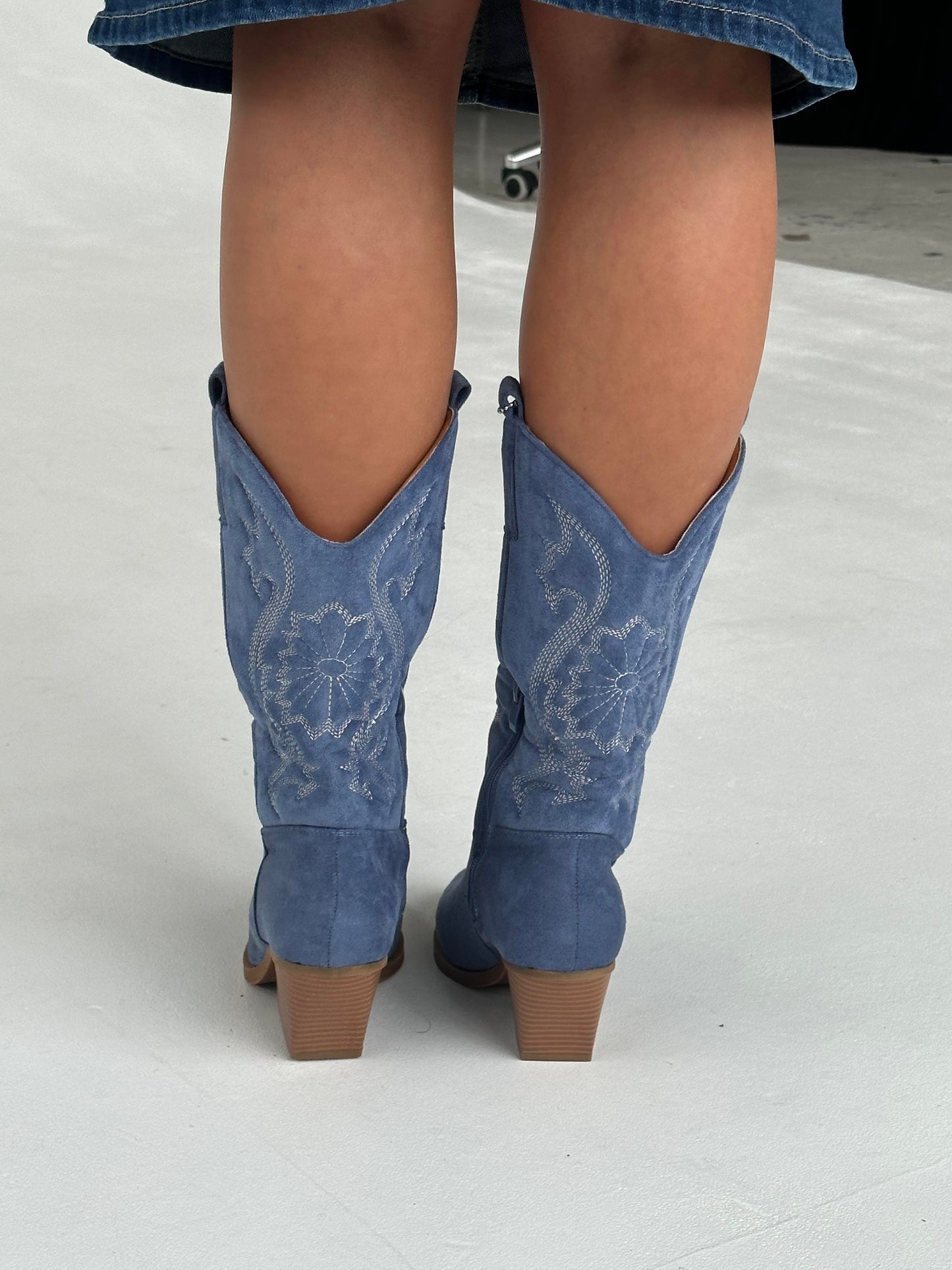Cowboy boots in blue suede with white stitching