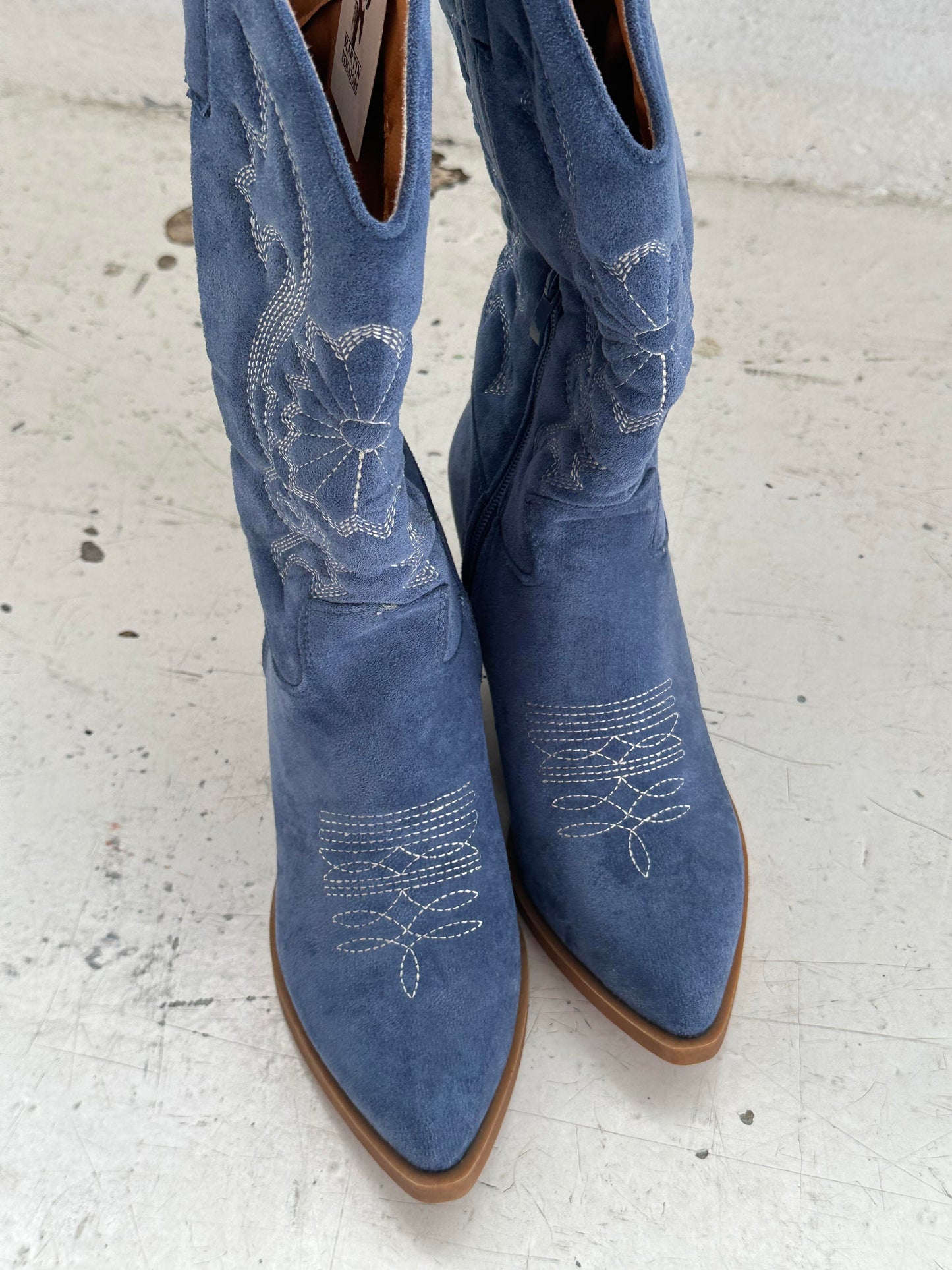 Cowboy boots in blue suede with white stitching