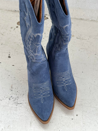 Cowboy boots in blue suede with white stitching