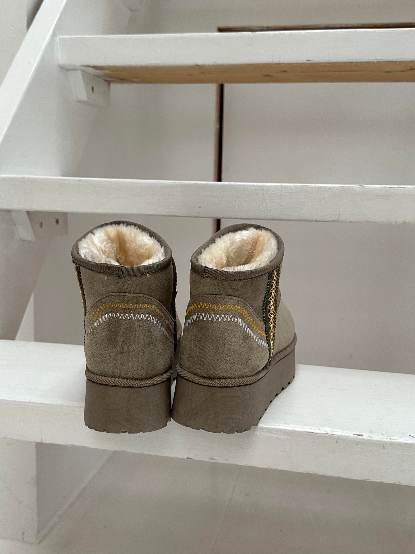 Teddy boot with plateau sole and braided detail - Light grey