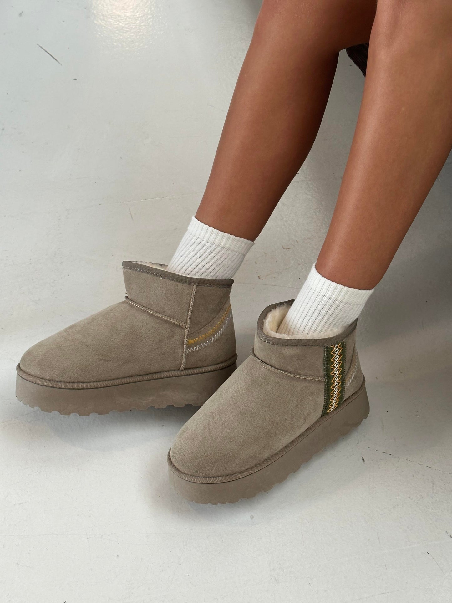 Teddy boot with plateau sole and braided detail - Light grey