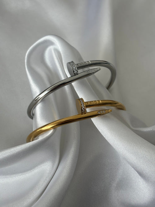 Spike bracelet with diamonds